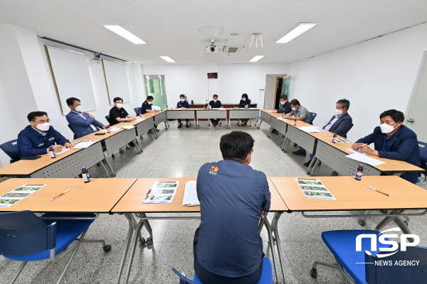 NSP통신-청송군은 인접 지역에서 과수화상병이 발생·확산됨에 따라, 지역 농가에 소독제 및 방제 약제를 배부하는 등 과수화상병 유입 차단에 총력을 기울이고 있다. 제2차 긴급회의 모습 (청송군)