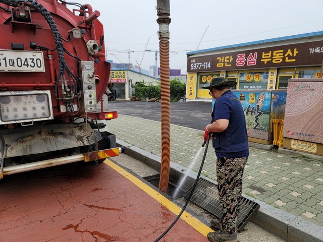 NSP통신-김포시가 여름 장마철 집중호우에 대비 침수 우려 취약지 하수관로 준설 작업을 하고 있다. (김포시)