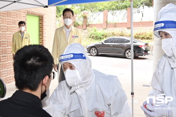 NSP통신-경상북도교육청은 14일 경산 경북체육중·고에서 학생 및 교직원 244명을 대상으로 도내 첫 학교로 찾아가는 코로나19 이동검체 PCR 선제검사를 했다. (경상북도교육청)