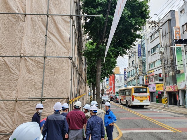 NSP통신-해체작업이 진행중인 냉천지구와 평촌동지역주택조합 지구의 안전점검 실시 모습. (안양시)