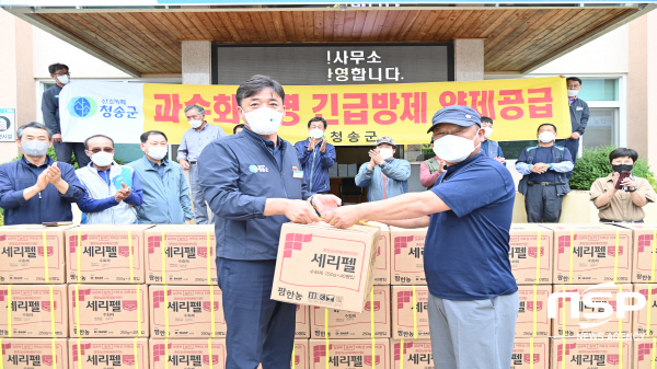 NSP통신-청송군은 과수화상병의 지역 유입 차단을 위해 16일 예방 약제를 읍·면사무소 및 각 마을 이장들을 통해 사과, 배 재배 농가(4195호, 3437ha)에 대해 모두 공급했다. (청송군)