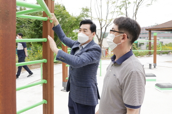 NSP통신-김상돈 시장이 오전로가족공원 내에 마련된 어르신 건강놀이터를 방문해 시설을 점검하고 있다. (의왕시)