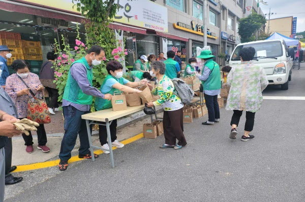 NSP통신-봉화군 새마을회는 지난 17일 봉화상설시장에서 환경보호를 위한 친환경 비누 나누기 및 일회용품 사용 줄이기 캠페인을 펼쳤다. (봉화군)