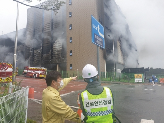 NSP통신-박영수 국토안전관리원 원장이 이천 쿠팡물류센터 화재사고 현장 구조물 안전상태 점검하고 있다. (국토안전관리원)