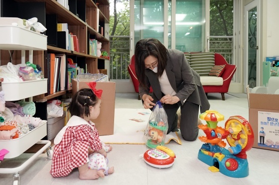 NSP통신-은수미 성남시장이 장난감도서관 택배서비스 신청가구를 직접 찾았다. (성남시)