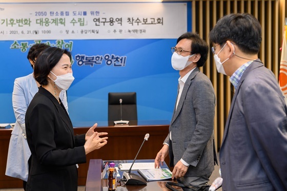 NSP통신-용역착수보고회에서 전문가들과 이야기 하는 김수영 양천구청장 (양천구)
