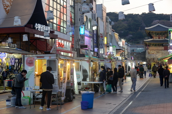 NSP통신-수원화성의 남문인 팔달문 밖으로 형성된 문밖장은 수원 남문시장으로 활성화돼 물자와 사람의 활발한 교류가 이뤄지고 있다. (수원시)