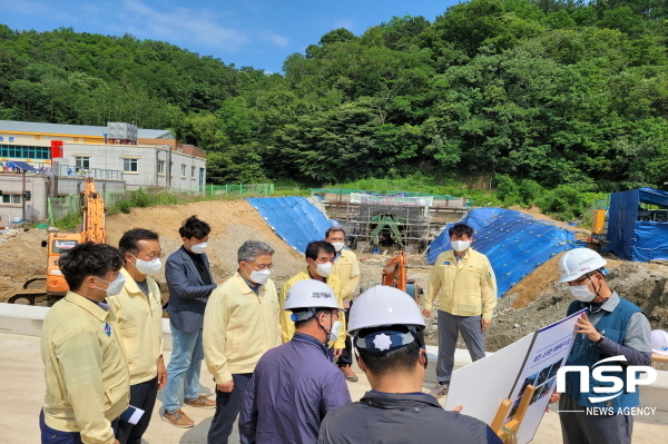 NSP통신-경상북도는 지난 21일 장마철을 대비해 최근 3년간 발생한 태풍·집중호우 피해지역인 영덕군 강구면 일원에 592억 원 규모로 추진 중인 재해복구사업장을 점검하고 안전관리 철저를 당부했다. (경상북도)