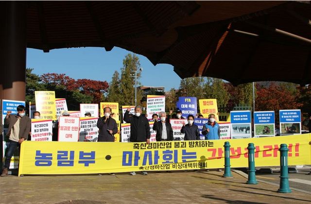 NSP통신-축산경마산업비상대책위원회가 김현수 농림축산식품부 장관의 퇴진을 요구하는 긴급 성명서를 발표하며 온라인 마권발매를 촉구하고 있다. (축산경마산업비상대책위원회)