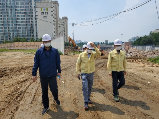 NSP통신-22일 이석범 김포시 부시장이 건축물 해체 현장, 배수펌프장, 침수우려지역 현장행정을 실시하고 있다. (김포시)