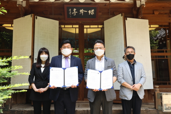 NSP통신-22일 서울시 중구 소재 한국의 집에서 진행된 고용노동부 대학일자리센터 사업의 원활한 운영 협력을 위한 안양대와 한국문화재재단 간 업무협약식에서 박남예 안양대 교수(왼쪽부터), 김현태 안양대 대학일자리센터 팀장, 이승태 한국문화재재단 경영이사, 이치헌 팀장이 협약 기념촬영을 하고 있다. (안양대학교)