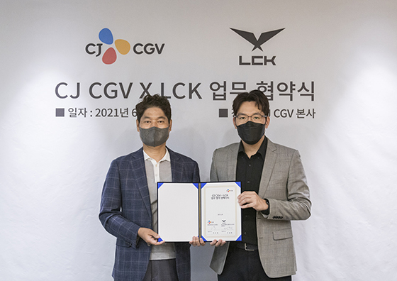 NSP통신-CJ CGV 허민회 대표(왼쪽)과 LCK 오상헌 대표가 업무 협약을 체결한 뒤 포즈를 취하고 있다. (LCK)