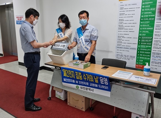 NSP통신-▲대전시가 폐건전지 집중 수거의 날 캠페인을 실시했다. (대전광역시)