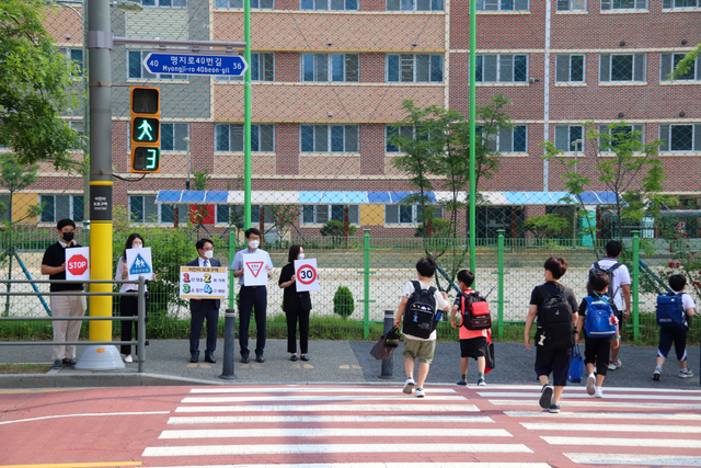 NSP통신-용인시 처인구 역북동에 위치한 함박초등학교에서 최찬용 용인도시공사 사장(가운데)이 어린이 교통안전 릴레이 챌린지에 동참하고 있다. (용인도시공사)