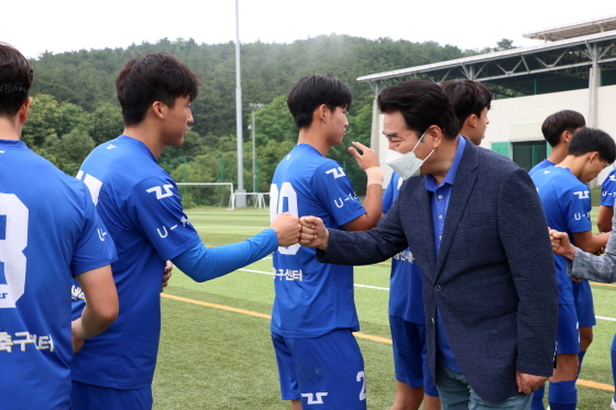 NSP통신-26일 2021년 경기도 꿈나무 초·중·고 축구대회가 열린 용인시축구센터를 방문한 백군기 용인시장이 경기에 출전하는 U18덕영 선수들을 응원하고 있다. (용인시)