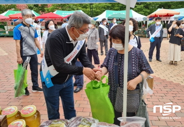 NSP통신-김학동 예천군수는 지난 26일 서울올림픽공원에서 개최된 코로나19 극복 직거래 장터를 방문해 윤태진 재경군민회장을 비롯한 출향인들과 함께 예천 농·특산물 홍보에 나섰다. (예천군)