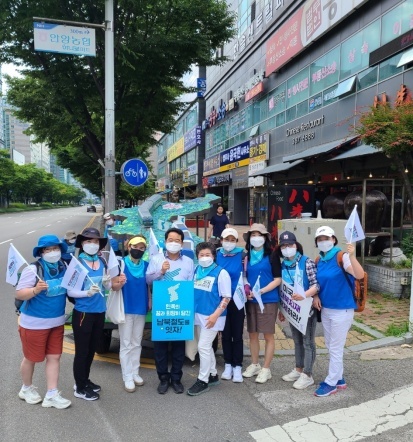 NSP통신-27일 심규순 경기도의원이 남북철도 잇기 한반도 평화 대행진 56일차 안양아트센터~평촌중앙공원 구간을 시민들과 함께 참여하며 기념촬영을 하고 있다. (경기도의회)