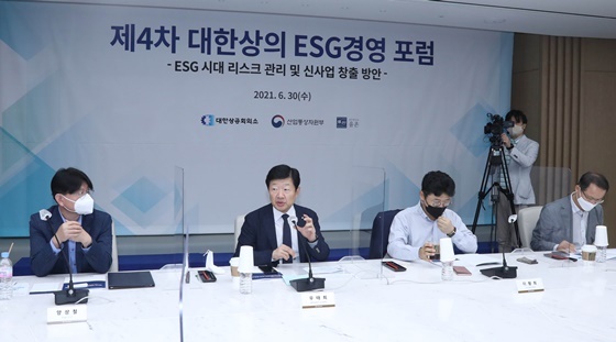 NSP통신-우태희 대한상의 상근부회장이 제4차 대한상의 ESG경영 포럼에서 인사말을 하고 있다. (대한상의)