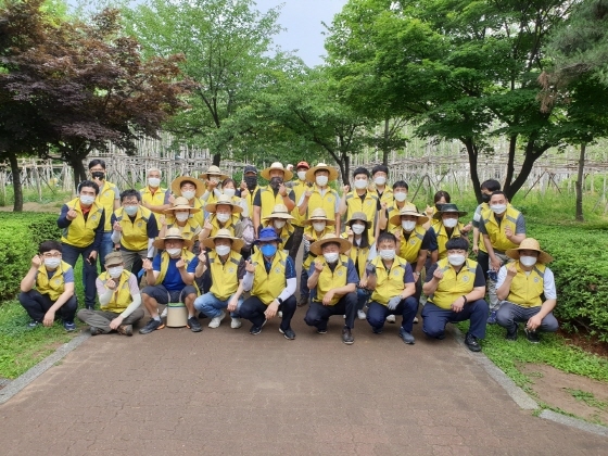 NSP통신-안산도시공사 직원들이 화랑유원지 제초작업에 앞서 기념촬영을 하고 있다. (안산도시공사)