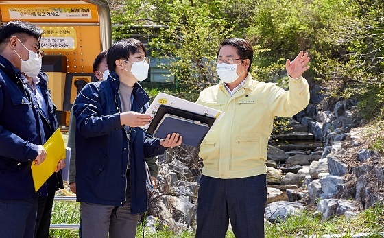 NSP통신-▲아산시가 관내 풍수해 위험지역을 방문해 현장 점검을 실시했다. (아산시)