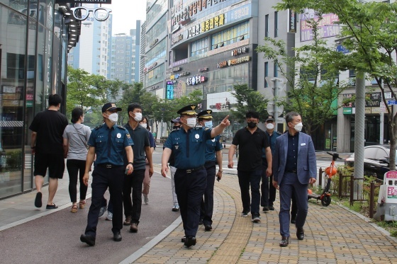 NSP통신-소사벌 상업지구에서 송병선 평택경찰서장, 평택시 식품정채과장 등 경찰·시청 관계자가 풍속업소 호객행위 및 성매매 불법영업 근절을 위한 함께해요 안전순찰을 실시하고 있다. (평택경찰서)