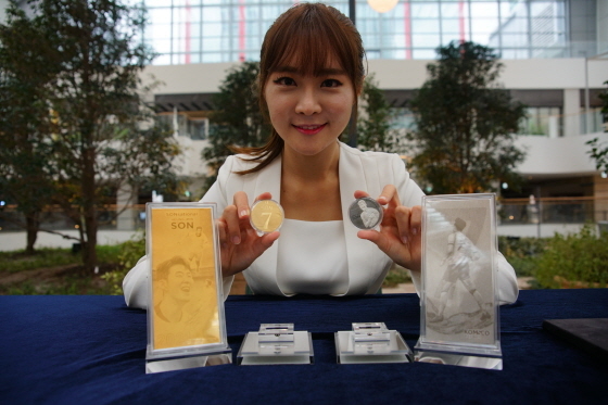NSP통신-한국조폐공사는 5일 서울 여의도 더현대서울에서 손흥민 기념메달을 공개했다. (한국조폐공사)