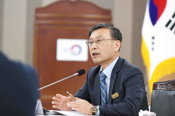 NSP통신-6일 오전 자문관 회의에서 정하영 김포시장이 코로나19 방역에 대한 경각심을 가져달라고 당부하고 있다. (김포시)
