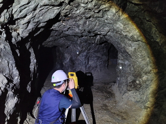 NSP통신-광명도시공사 직원이 광명동굴 시설 안전점검을 실시하고 있다. (광명도시공사)
