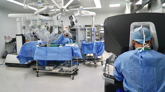 NSP통신-연세대학교 의과대학 용인세브란스병원이 로봇을 이용한 단일 절개 서혜부 탈장 수술을 실시함으로써 기존의 복강경 수술보다 안전하면서도 효율적인 치료가 가능할 것으로 기대된다. (연세대 의과대학 용인세브란스병원)