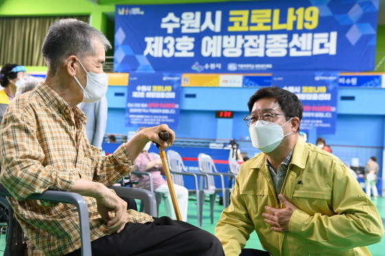 NSP통신-염태영 수원시장(오른쪽)이 수원시 코로나19 제3호 예방접종센터 현장을 방문해 시민들과 대화하고 있다. (수원시)