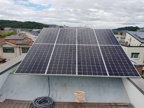 NSP통신-지난해 태양광 대여사업에 참여한 분당구 판교동 주택에 태양광 발전설비를 설치한 모습. (성남시)