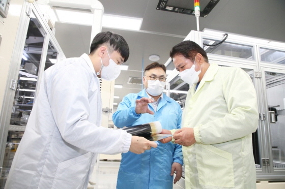NSP통신-5일 수소연료전지 전문 회사 에프씨엠티를 방문한 최대호 시장(오른쪽). (안양시)