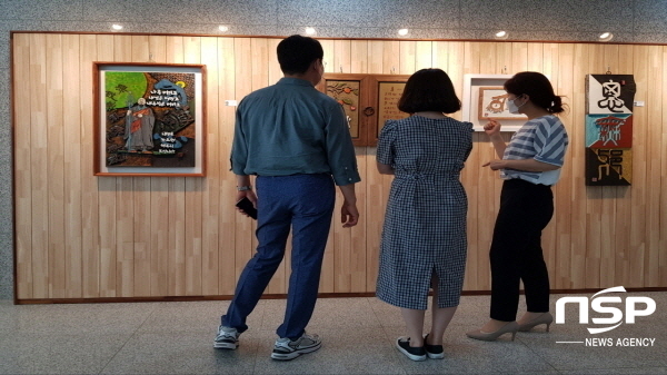 NSP통신-경상북도교육청은 7월 말까지 본관 1층 상설갤러리에서 한국서각예술인협회의 2021 꽃길만 걸어요展을 연다. (경상북도교육청)