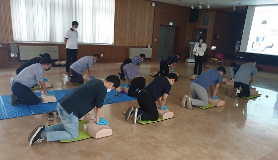 NSP통신-▲홍성군이 민원지적과 직원을 대상으로 심폐소생술 교육을 실시했다. (홍성군)
