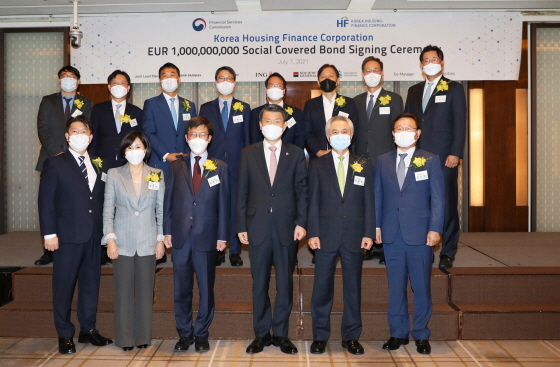 NSP통신-7일 유명순 한국씨티은행장(앞줄 왼쪽 두번째)은 은성수 금융위원회 위원장(앞줄 왼쪽 네번째) 및 최준우 한국주택금융공사 사장(앞줄 왼쪽 세번째)과 함께 해외 커버드본드 발행 기념식에서 기념촬영을 하고 있다. (씨티은행)