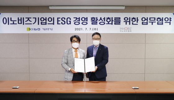 NSP통신-(왼쪽부터) 임병훈 이노비즈협회장, 정윤모 기보 이사장이 협약식 후 기념 촬영을 하고 있다. (기술보증기금)