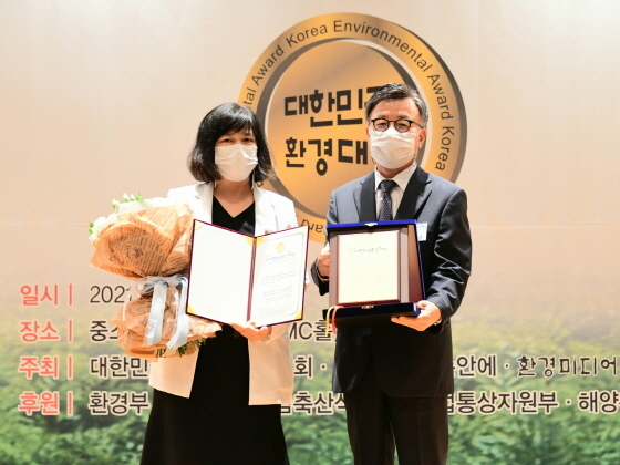 NSP통신-7일 서울 중소기업 DMC타워에서 개최된 2021 대한민국 환경대상 시상식에서 안산시가 도시숲 부문에서 본상을 수상했다. (안산시)