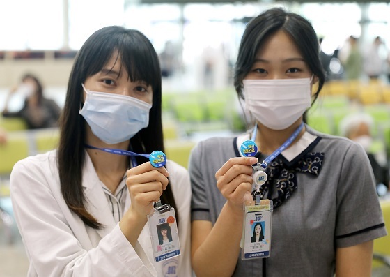 NSP통신-▲단국대병원이 백신 접종을 완료한 교직원을 대상으로 안심배지 착용을 시작했다. (단국대병원)