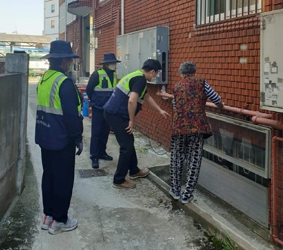 NSP통신-행궁동 경기행복마을관리소 지킴이들이 주민들을 위한 집수리 서비스를 진행하고 있다. (수원시)