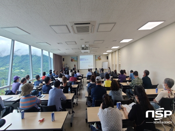 NSP통신-경상북도는 지난 7일 영천시 체류형농업창업지원센터에서 17개 시군 20개 마을에서 추진중인 농촌에서 살아보기 사업의 참가자를 대상으로 역량강화 교육을 개최했다. (경상북도)
