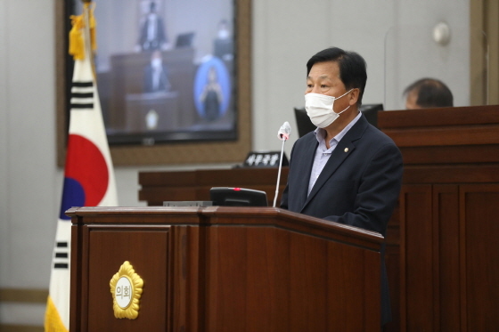 NSP통신-이현구 수원시의회 도시환경위원장이 발언을 하고 있다. (수원시의회)