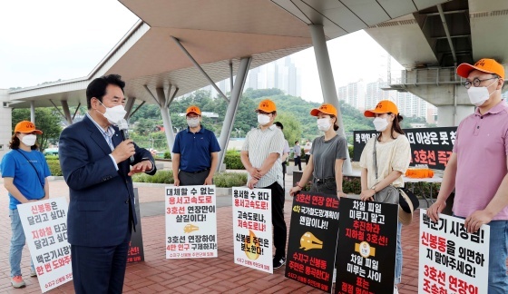 NSP통신-지난 9일 시청·용인대역 1번 출구 앞에서 수지구 신봉동 주민 9명이 3호선 연장 사업을 요청하는 집회를 가졌다, 사진은 백군기 용인시장이 집회 장소를 방문해 주민들과 이야기를 하고 있다. (용인시)