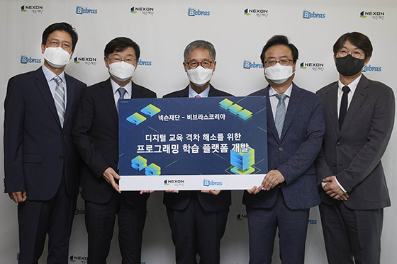 NSP통신-넥슨재단과 비브라스코리아가 업무협약식을 진행하고 있다. 사진은 왼쪽부터 넥슨재단 김정욱 이사장, 한국정보과학교육연합회 서정연 교수, 비브라스코리아 김동윤 대표, 정보올림피아드 김성열 위원장, 넥슨코리아 이정헌 대표. (넥슨)