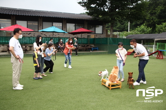 NSP통신-10일 오전 10시 화성시 봉담읍 내리에 위치한 이삭애견훈련소 내리점에서 둥글개봉사단이 지역 어린이들을 상대로 7월 봉사활동 동물매개치유 프로그램을 벌였다. (김종식 기자)