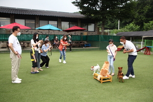 [NSP PHOTO]둥글개봉사단, 이삭애견훈련소서 동물매개치유 전개