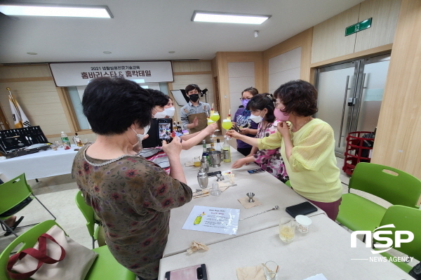 NSP통신-영양군은 지난 6일부터 한국생활개선영양군연합회 회원 및 농촌여성들을 대상으로 홈텐딩 칵테일교육(생활실용전문기술교육)을 2회에 걸쳐 농업기술센터 생활자원실습장에서 진행하고 있다. (영양군)