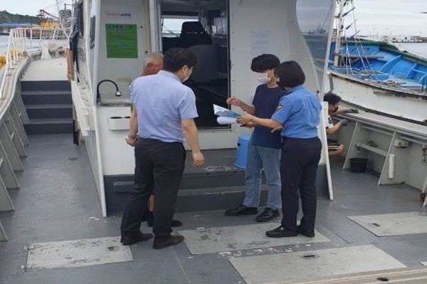 NSP통신-울진군은 지난 8일 한국해양교통안전공단(KOMSA), 울진해양경찰서, 어선안전조업국과 주요 항포구를 중심으로 낚시어선 안전점검을 실시했다. (울진군)