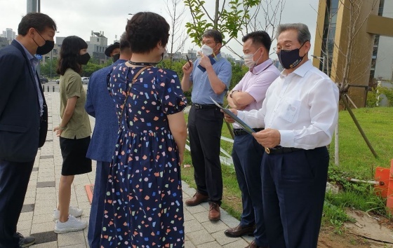 NSP통신-오명근 경기도의원이 평택여자고등학교 등하교길 진입로 현장을 돌아보고 현장 관계자들과 안전대책 등을 논의하고 있다. (경기도의회)