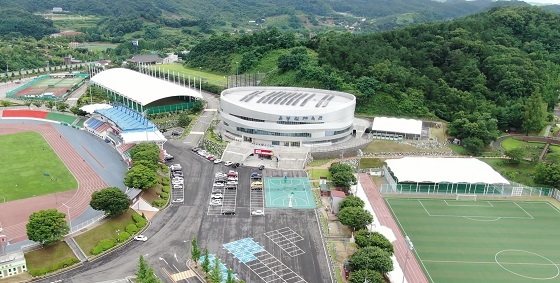 NSP통신-▲예산군이 예산종합운동장 내 다목적구장 및 풋살구장에 대한 시설보강을 완료했다. (예산군)