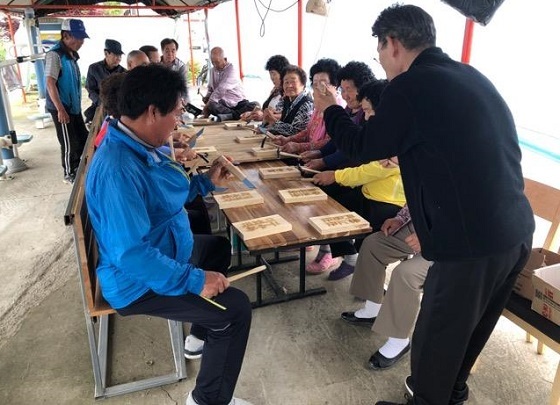 NSP통신-▲논산시 채운면이 마을자치 사업 우리집 문패 만들기를 시행하고 있다. (논산시)